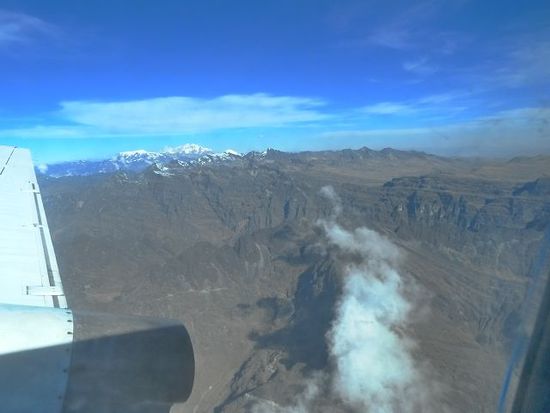 Feine Blicke boten sich beim Flug. Von 6500m hohen Bergen aenderte sich die Landschaft langsam in totales gruen, wurde immer flacher - und wir waren im Dschungel