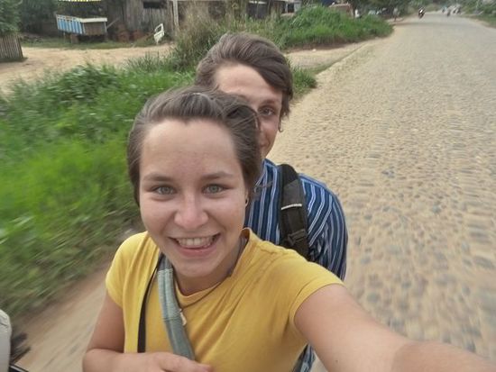 Catschi und Lex am Mopedtaxi