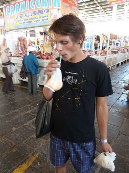 Frisch gepresster Fruchtsaft im Plastiksackerl vom Markt