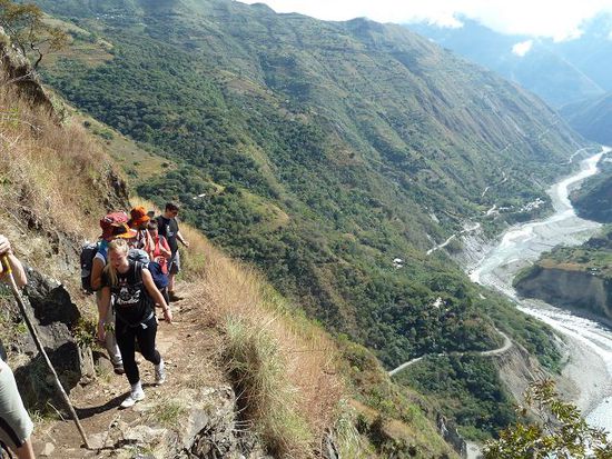 Wandern entlang der Klippe