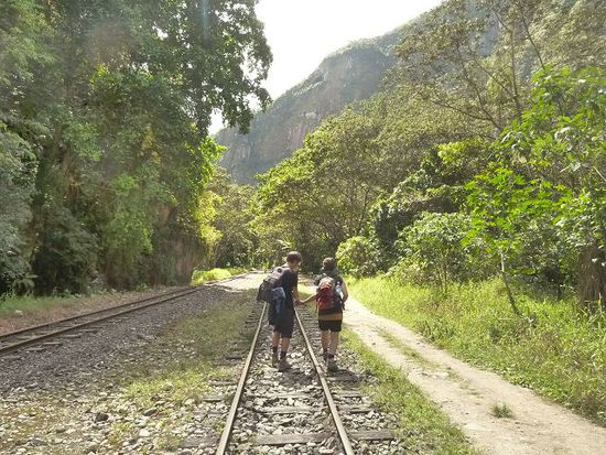 Das letzte Stueck entlang der Schienen wandern