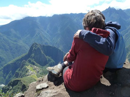 Der Ausblick von da oben ist unbeschreiblich. Hier sitzen wir an der Klippe und geniessen unseren Erfolg
