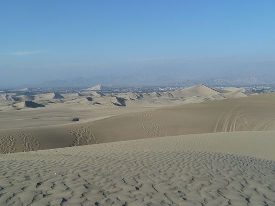 Hinten sieht man die Stadt Ica, nur 5min von Huacachina entfernt