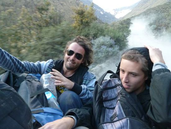 Heimfahrt am Pickup, Julien und Chris "geniessen" den Fahrtwind