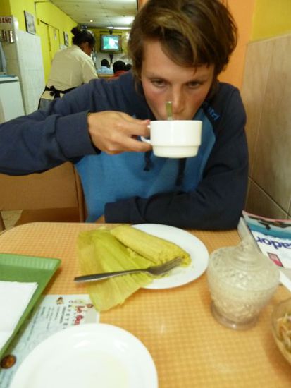 Kaffee und Humitas, typisch ecuadorianisch