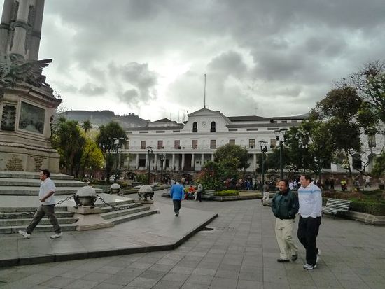 Plaza Grande, im Hintergrund der Praesidentenpalast