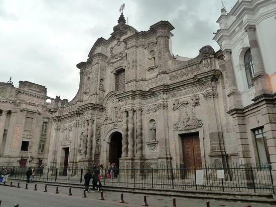 Goldkirche nennen wir das schmucke Teil hier liebevoll, angeblich wurden fuer den Bau 11 Tonnen Gold verwendet. (wir wissen, von aussen siehts nicht so aus).