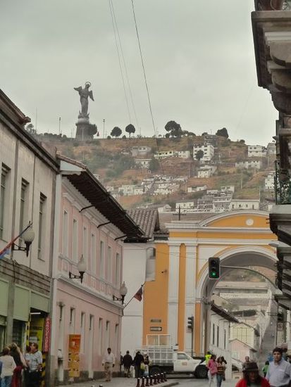 Wahrzeichen Quitos oben am Berg, die Virgen de la Quito.