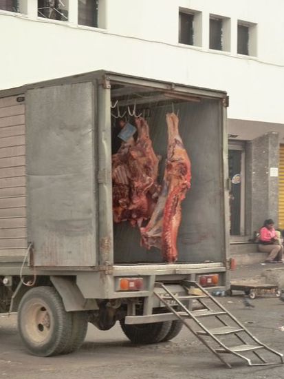 Fleischtransport, da hat dann ein Typ einfach eine Regenjacke angezogen und das Fleisch geschultert.