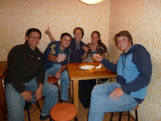 Pablo, Jose, Carina, Almog und Lexi beim Canelazo trinken.