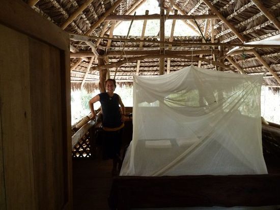 Unsere Huette mit grossem Bett, Moskitonetz, natuerlich offene Waende und witzigerweise war auch ein "Nachtscherben" dabei.