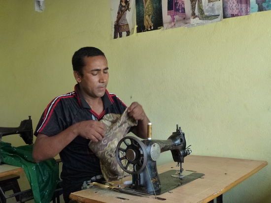 Mein Schneider, er musste mir mal erst nach dem Trekking die Hose enger machen, für 20 Cent! Und meine Tasche wurde auch noch repariert!