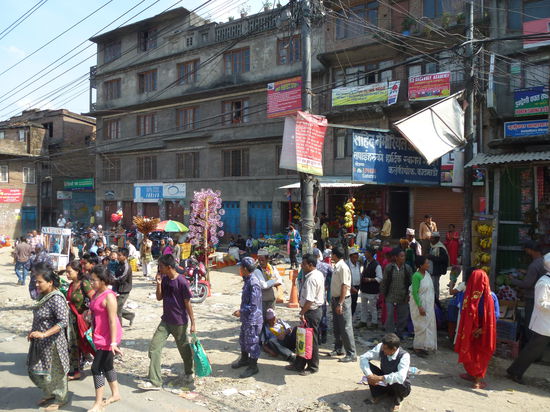 Der normale Wahnsinn am Straßenrand von Kathmandu