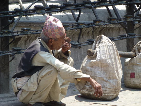 Irgendwie bin ich hier ziemlich die Einzige, die sich keinen Joint oder was zu rauchen reinzieht!
