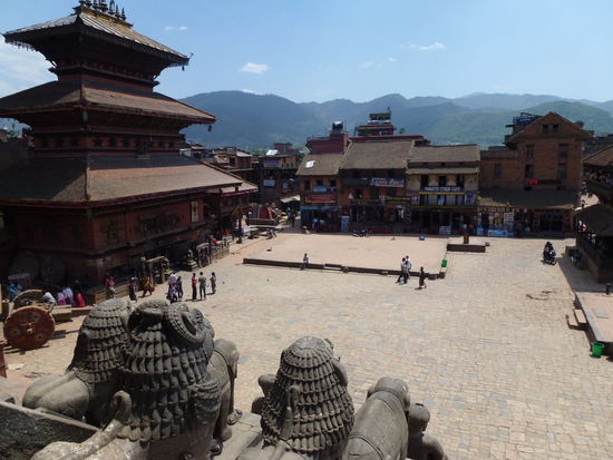 Blick vom Nyatapolatempel auf den Taumadhi Tol