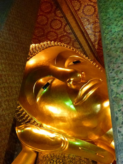 ein riesiger liegender Buddha auf den Weg ins Nirvana