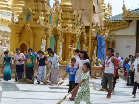 Das Fegen der Tempelplatte verheißt Glück