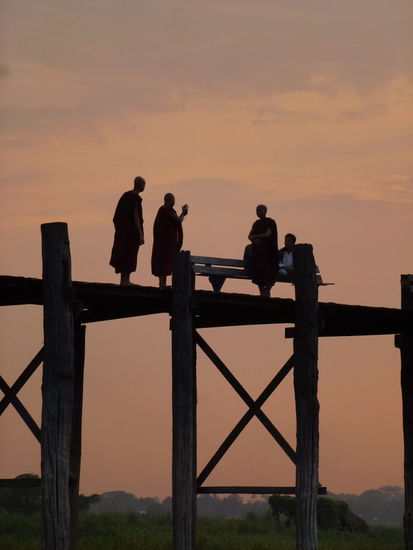 Sonnenuntergangstimmung auf der U Bein Brücke