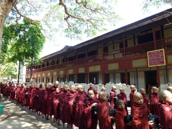 Warten auf Essensspenden