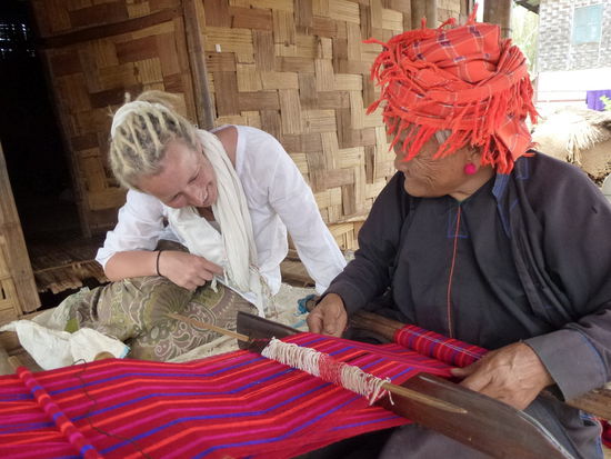 Aus diesem handgewebten Stoff ist meine typische Birmatasche!