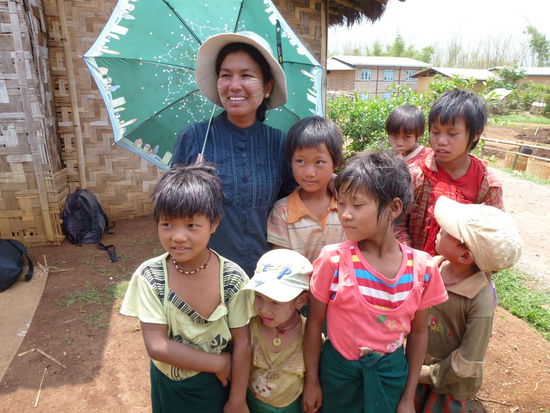 Unser Guide-Mädel Toto von Ever Smile in Kalaw und die Kinder aus dem Dorf