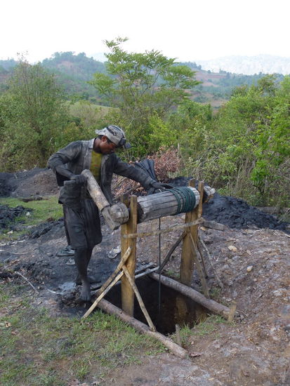 Ruhrpott in Birma. Unten im Schacht hockt einer und packt das Karbon in einen Eimer, damit er mit der Winde hochtransportiert werden kann. Also gut überlegen, ob man über seine Arbeit meckert!