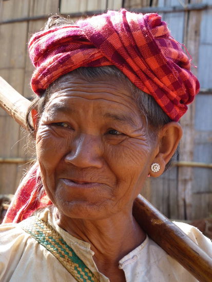 Noch eine Dorfschönheit! Und wenn man nicht hier war, macht man sich kein Bild davon, wie sie sich freuen, sich in dem kleinen Display zu sehen oder als Toto ihnen Bilder von anderen Touristen mitgebracht hat.