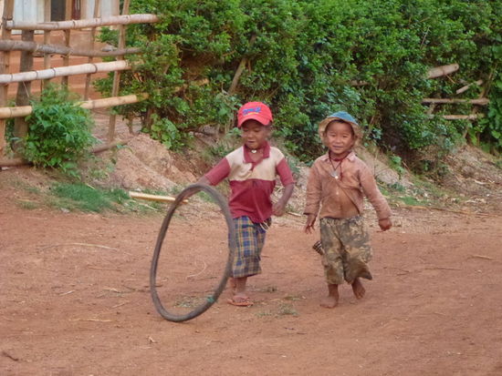 So wurde bei uns in den 50ger Jahren gespielt, eine Reifen und ein Stock