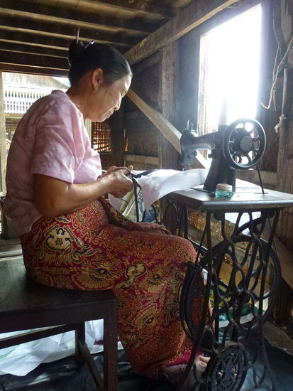 ...bei den alten Nähmaschinen denke ich oft an meine Oma Friedchen, die damit auch bis in die Neunziger genäht hat.