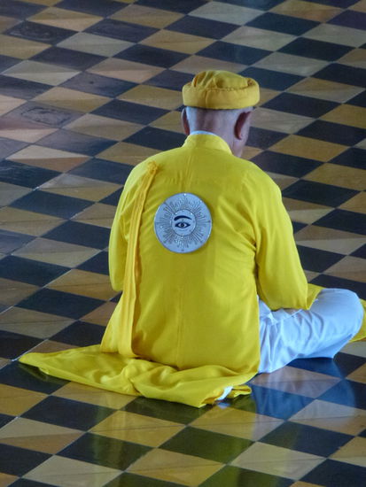 Vertreter des Buddhismus tragen gelb. Auf der Rückseite ist das göttliche Auge, welches sich auch im gesamten Tempel immer wieder findet, ein Zeichen für Gerechtigkeit.