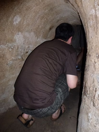 Vergrößerte !!!! Tunnel, damit die Touristen durch passen! Dunkel, eng, muffig! Und hier mussten nachher abertausende Menschen leben!