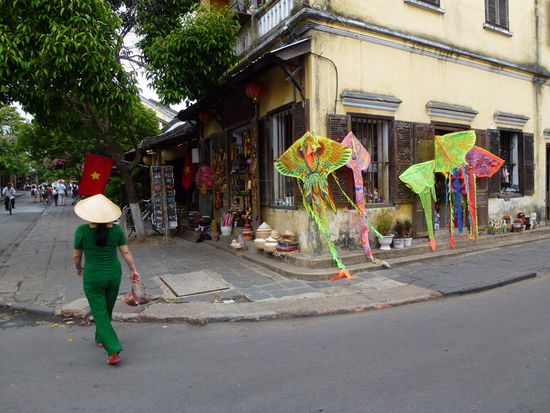 kleine Gassen bunt geschmückt
