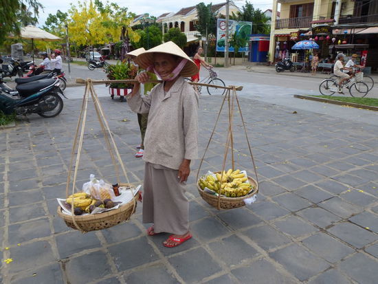 Bei ihr musste ich für das doppelte des normalen Preises Bananen kaufen, nachdem ich sie auf die Hälfte runter gehandelt habe. Teilweise fragen sie dich auch: Banana? Foto?...