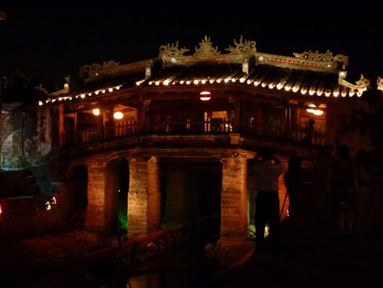 Japanbrücke bei Nacht