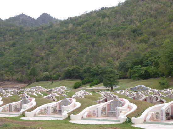 ein chinesischer Friedhof unterwegs