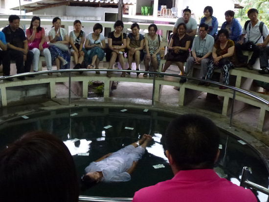 Die treibende Nonne im Wat Tham Mangkon Thong (ohne jemanden beleidigen zu wollen, aber es hat mich sehr amüsiert und ich musste doch innerlich sehr grinsen)