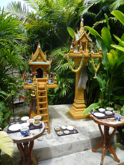 Hier werden auch die Geister bekocht, ich liebe diese Geisterhäuser