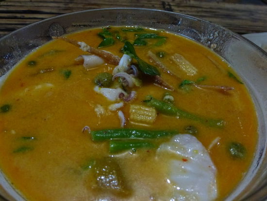 Grünes Curry mit Tintenfisch, 90 Baht