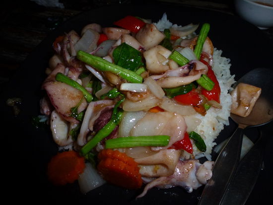 Gebratener Tintenfisch mit Chili an Reis, 90 Baht