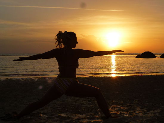Yoga am Strand, die Insel ist ein Yogaparadies
