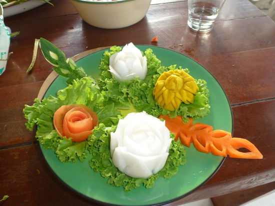 Küchenchef Ole lernt Früchte- und Gemüseschnitzen...