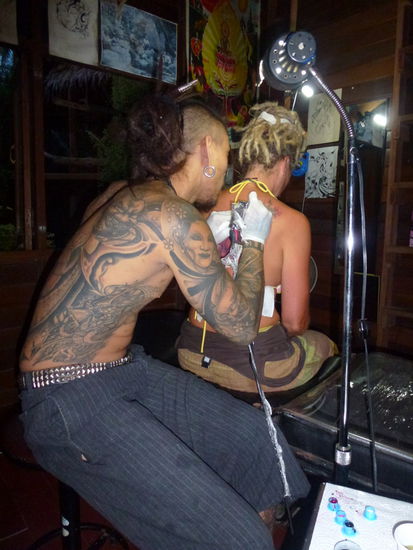 ...ich gehe lieber zum Hautritzen (Tattooclub Thong Sala/ Koh Phangan)