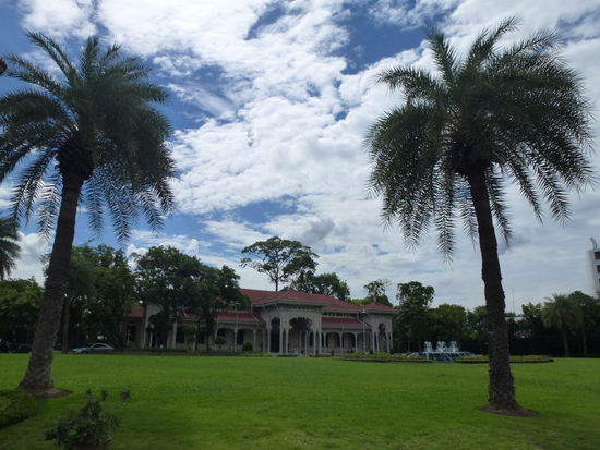 ...eine der Thronhallen aus goldenen Teak