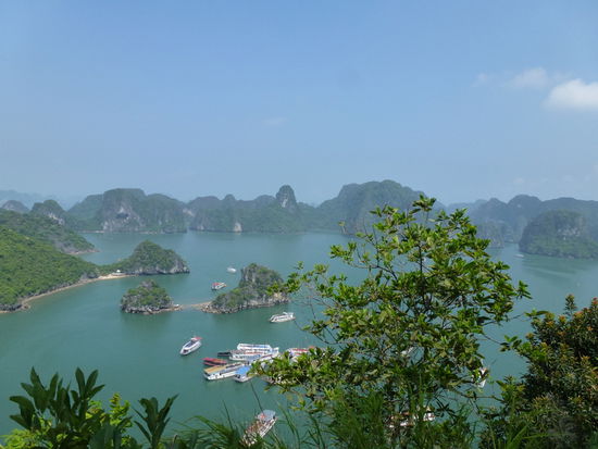 Dekadent! mit privat gechartertem Schiff zu Dritt durch die Halong Bay/ Vietnam