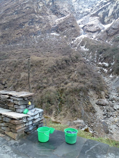 Der Waschplatz, nicht nur für Wäsche, sondern auch fürs Zähneputzen