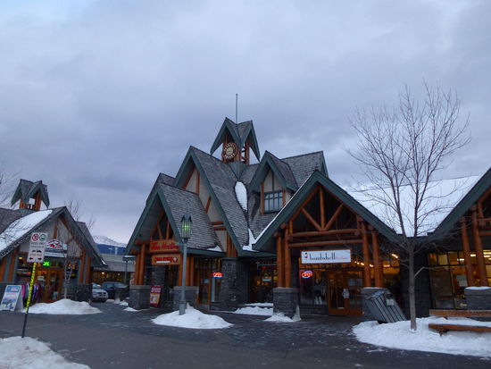 Tim Horton und Nachbargeschäfte