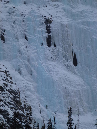 Wepping Wall, wie winzig die Eiskletterer sind.....