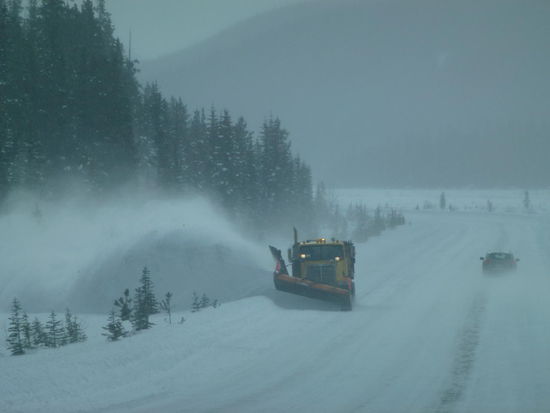 Die Straße, scheeig-frostig