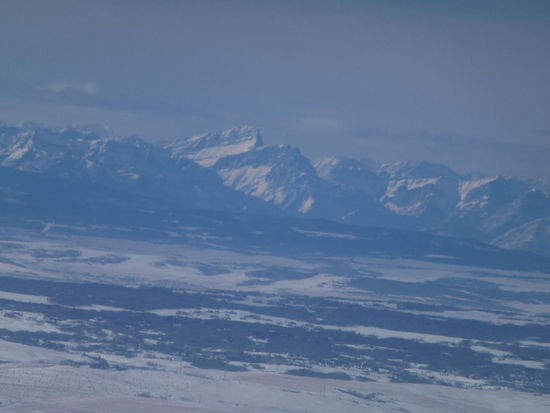 Landeanflug auf Calgary...zur einen Seite endlose Weite bis zum Horizont, auf der anderen Seite der erste Blick auf die Rocky`s