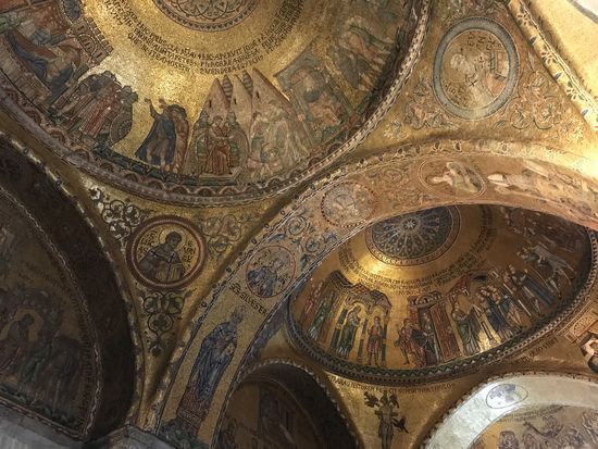 Klitzekleine Mosaike im Vorraum zur Basilika